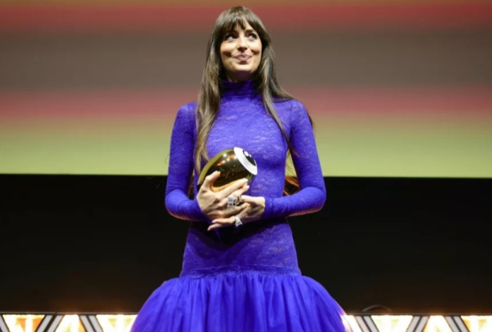 Дакота Джонсон покорила Цюрихский кинофестиваль эффектным «голым платьем»