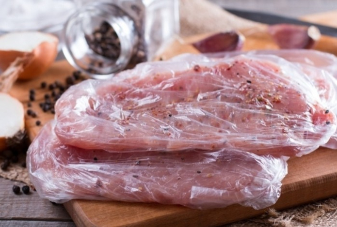 Воды не надо. Назван самый небанальный способ быстро разморозить мясо