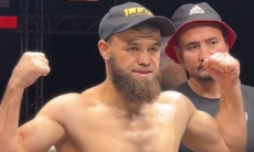 Казахстанский боксёр прошёл взвешивание перед боем за титул WBA. Видео