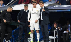 Знаменитого испанского тренера отправили в нокдаун во время матча. Видео