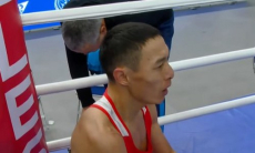 Легенда казахстанского бокса отменил сенсацию и вышел в четвертьфинал