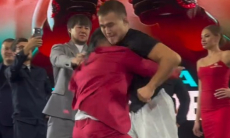 «Кипиш» устроил драку на дуэли взглядов перед боем в Казахстане. Видео