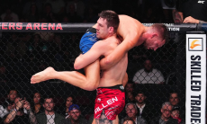 Громкой сенсацией завершился главный бой турнира UFC. Видео