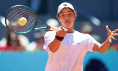 Казахстанский вундеркинд вышел в четвертьфинал турнира в Тунисе