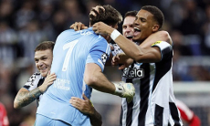 Вратарь сделал голевой пас рукой в Лиге Чемпионов. Видео