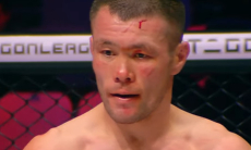 Чемпион из Казахстана проиграл Хамзату в главном бою за титул