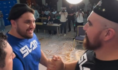 Казахстанский силач провёл дуэль взглядов перед поединком в лиге президента UFC. Видео