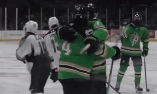 Казахстанский хоккеист забросил дебютную шайбу за канадский клуб. Видео