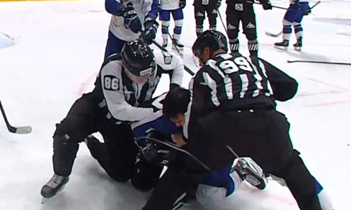 Драка произошла в матче «Барыса» в КХЛ. Видео