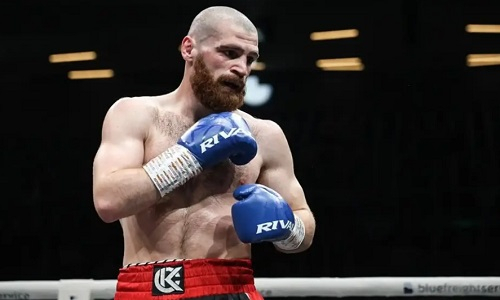 Бой за два титула закончился нокаутом во втором раунде