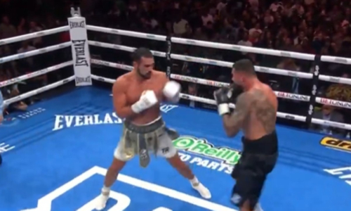 Тяжелым нокаутом обернулся бой за титул WBC в супертяжелом весе. Видео