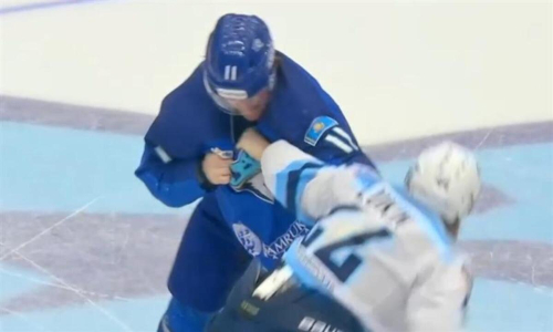 Драка произошла на первой секунде матча «Барыса» в КХЛ. Видео