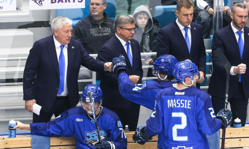 «Набрал бешеный ход». В России выбрали победителя матча КХЛ «Барыс» — «Авангард»