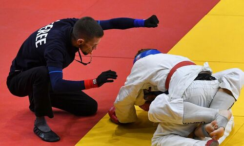 На турнире по рукопашному бою произошла массовая драка. Видео