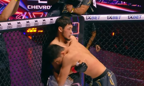 Поединок непобеждённого казахстанского бойца закончился неожиданным исходом