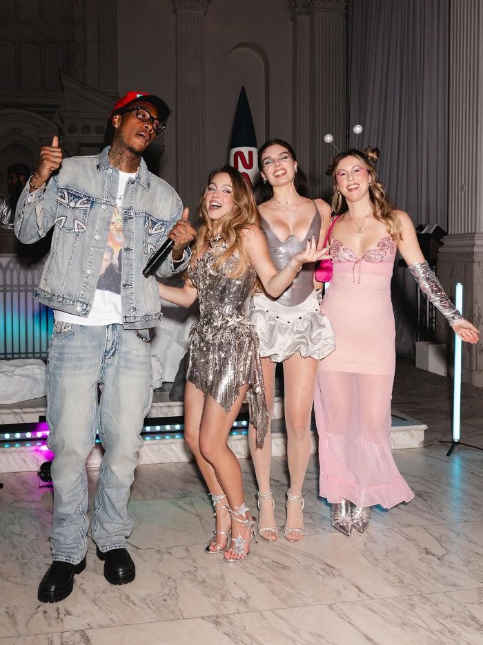 Сидни Суини повторила культовый образ Бритни Спирс из 2008 года. Фото