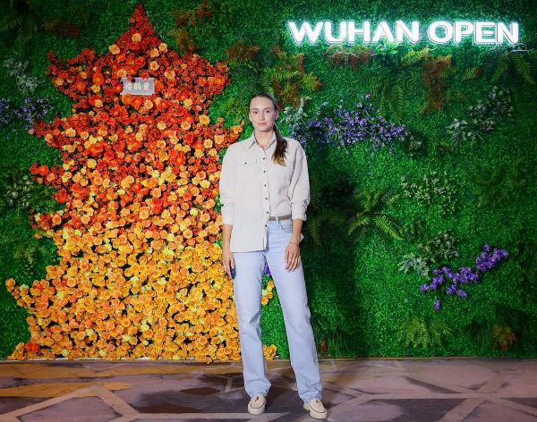 Елена Рыбакина побывала на вечеринке с Миррой Андреевой и Игой Швентек. Фото