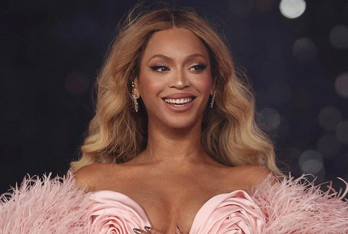 Студенттер барбекюде жыныстық қатынасқа түсуде Купальниктегі сау кеуделер фотосуреттері