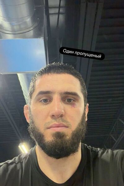 Ислама Махачева побили до титульного боя UFC. Фото