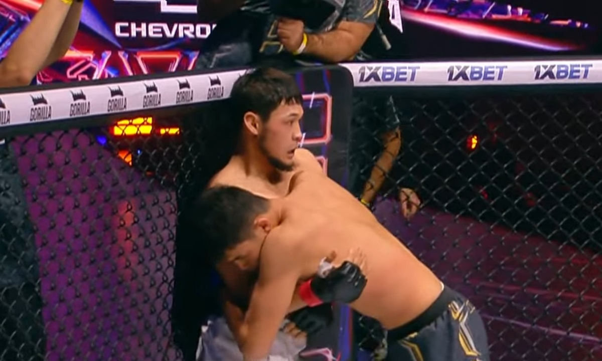 Поединок непобеждённого казахстанского бойца закончился неожиданным исходом