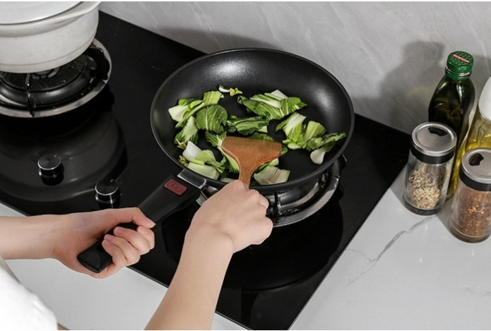 Сковорода как новая за две минуты и ничего на прилипает — три простых ингредиента творят чудеса