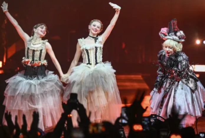 Леди Гага и звёзды «Уэнсдэй» станцевали «Dead dance» в Лондоне. Видео