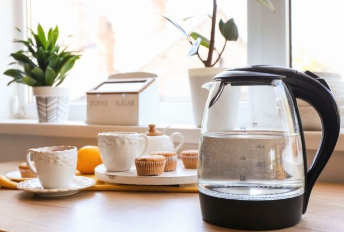 Новое средство против накипи — очищает чайник в десять раз быстрее соды и лимонной кислоты