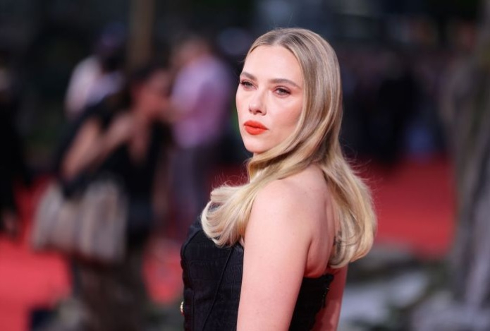 Скарлетт Йоханссон появилась на публике в облегающем платье. Фото