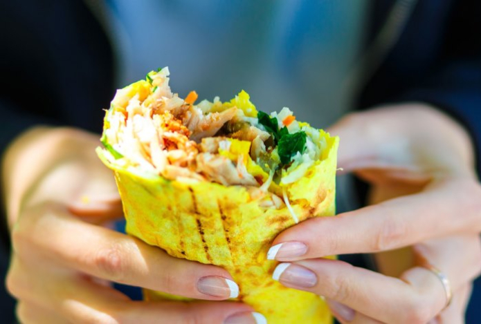 Польза или большой вред — диетолог рассказал о влиянии на здоровье популярной у народа шаурмы