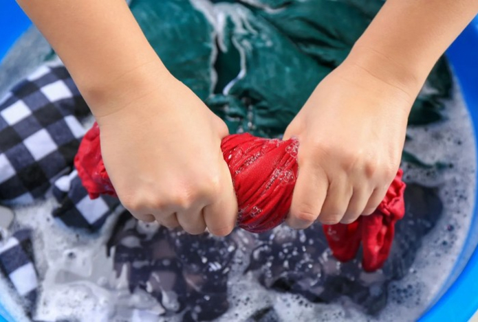 Эксперты назвали пятна, которые нельзя стирать горячей водой. Эта роковая ошибка погубит вещи