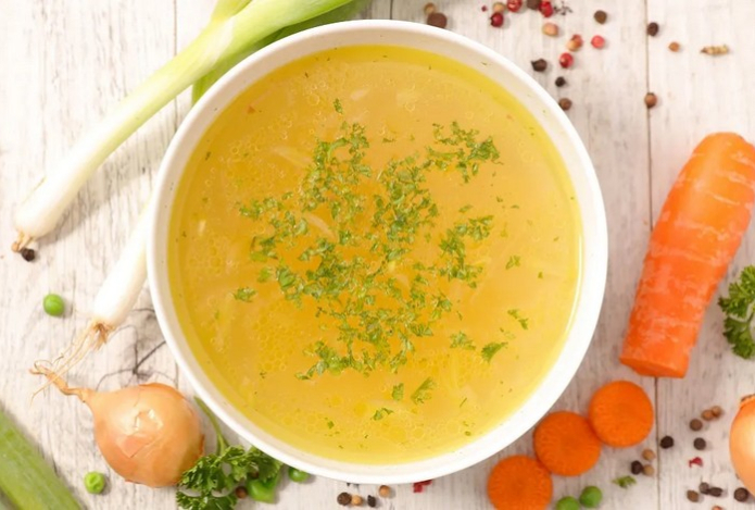 Бульон будет неописуемо ароматным и вкусным — запомните этот трюк с лавровым листом