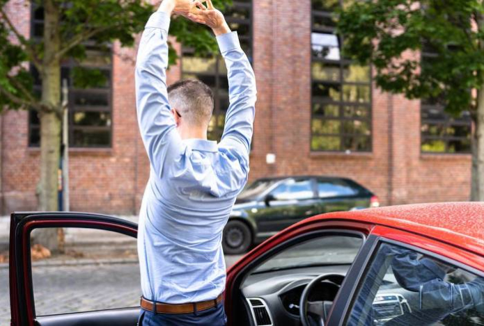 Фитнес для водителей — тренер назвала упражнения для тех, кто за рулём