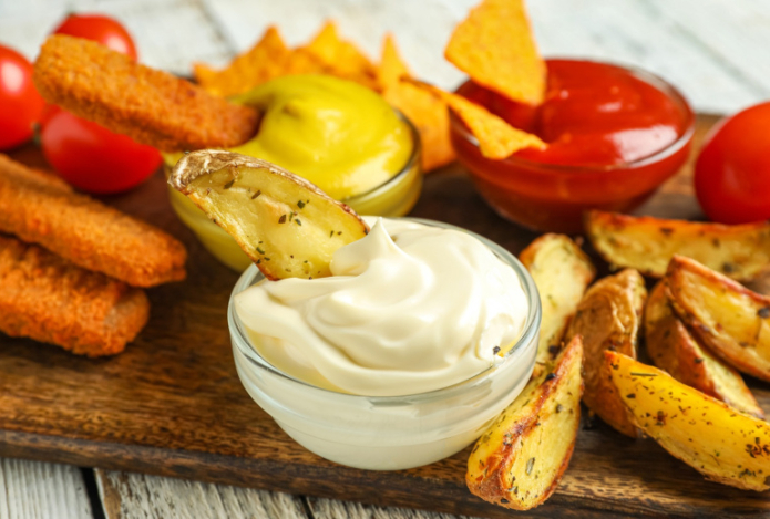 Названы самые опасные для фигуры и здоровья соусы