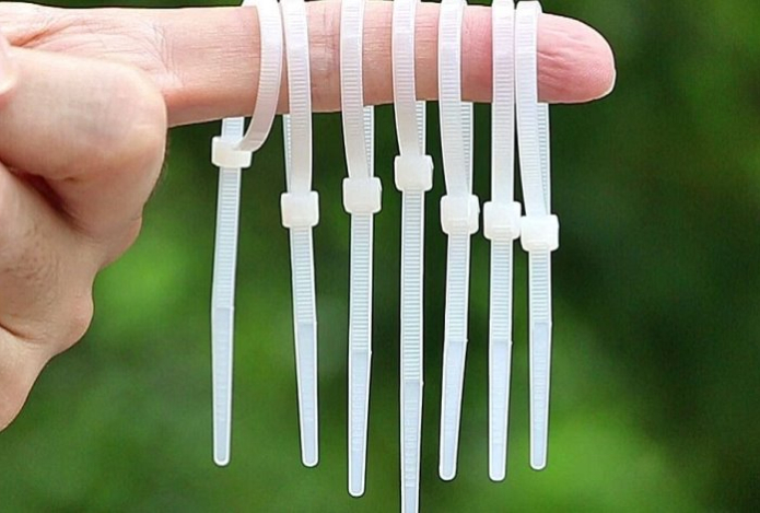 Не выбрасывайте пластиковые стяжки — их можно использовать повторно