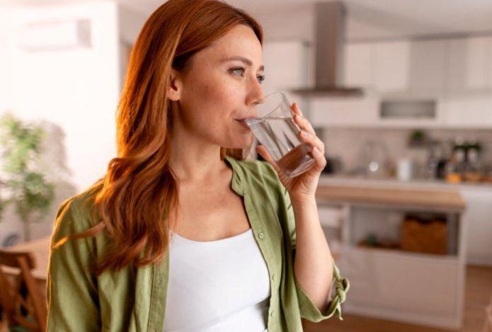 Ученые развеяли миф о питье воды во время еды