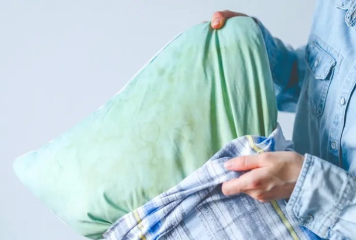 Как вернуть аромат чистоты засаленным и плохо пахнущим подушкам