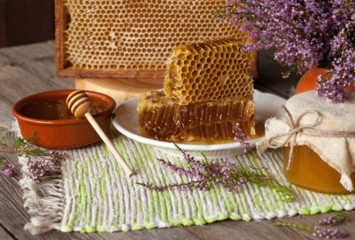 Врач рассказал, что полезнее — мед или сахар