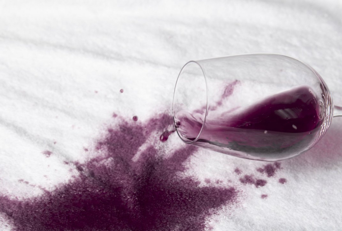 Как быстро вывести пятно от вина — эти продукты с вашей кухни заменят пятновыводитель