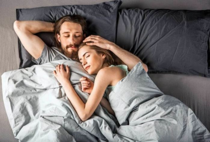 Почему спать в обнимку вредно — врачи предупреждают о возможном некрозе тканей