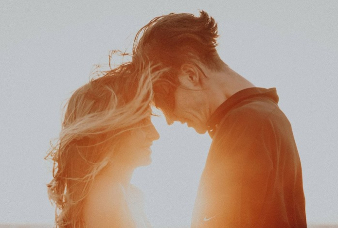 Косметолог рассказала о пользе долгих поцелуев для мышц лица