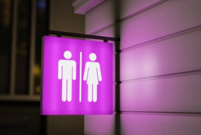 Опасно ли садиться на ободок унитаза в общественных туалетах