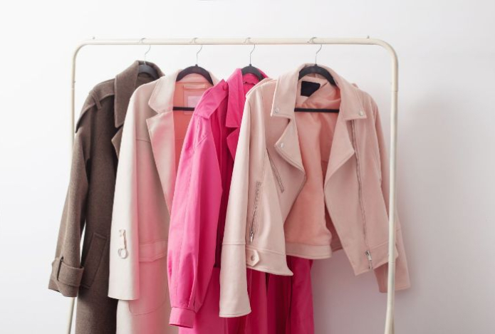 Стилист рассказал, одежда каких цветов помогает снять усталость