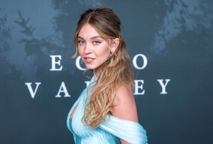 Сидни Суини удивила поклонников выбором образа для выхода в свет. Фото