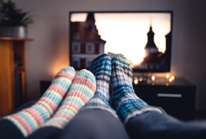 Психологи объяснили, почему мы любим пересматривать старые сериалы