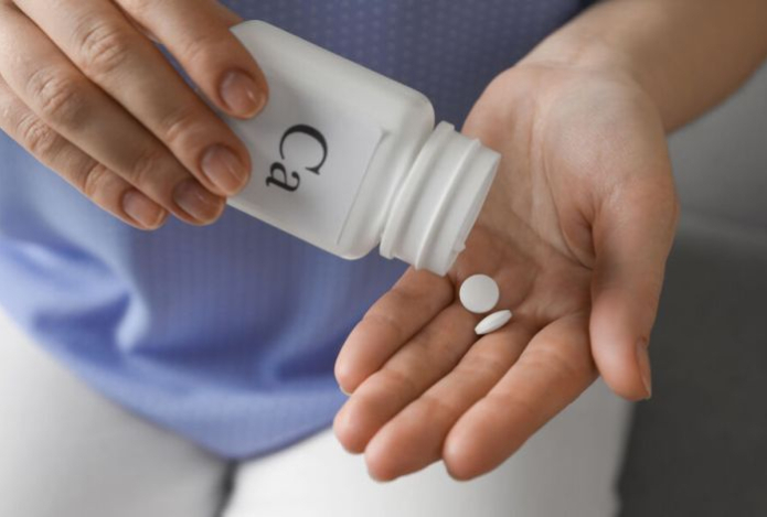 Названо количество кальция, которое нужно людям старше 50 лет