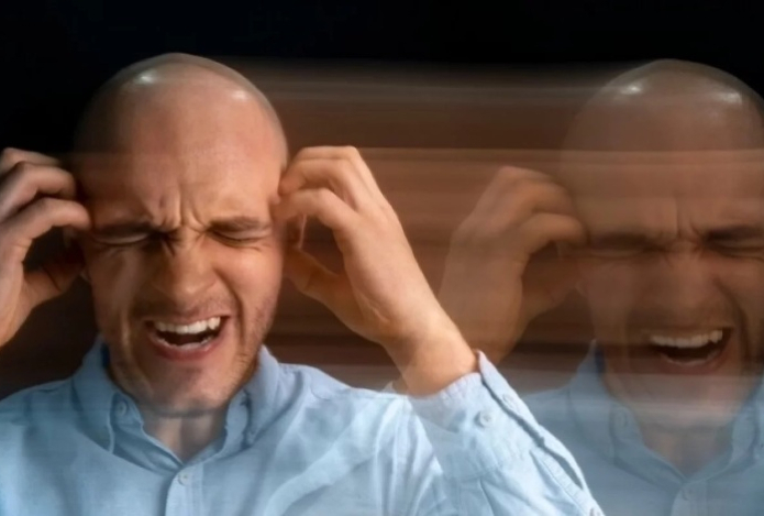 Психиатр рассказал о причинах и опасностях психоза