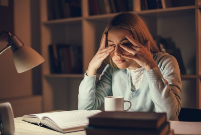 Перечислены основные причины ощущения песка в глазах