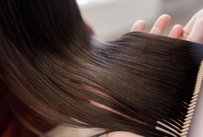 Как корректно ухаживать за длинными волосами с использованием расчески