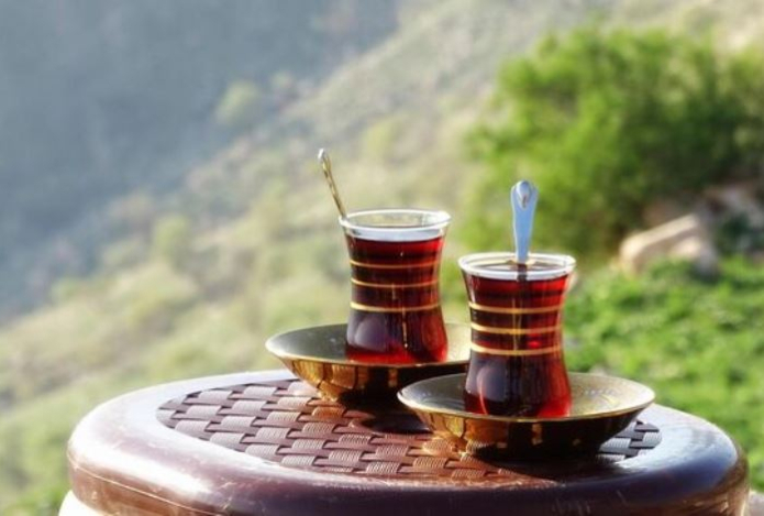 Врач рассказала, через сколько минут после пробуждения безопасно пить чай