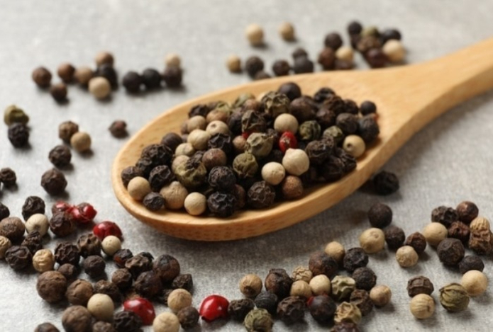 Почему нельзя добавлять черный перец в начале приготовления — объясняют повара